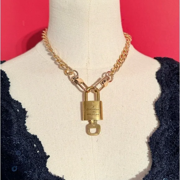 LOUIS VUITTON #317 lock and key necklace AUTHENTIC - Picture 3 of 10